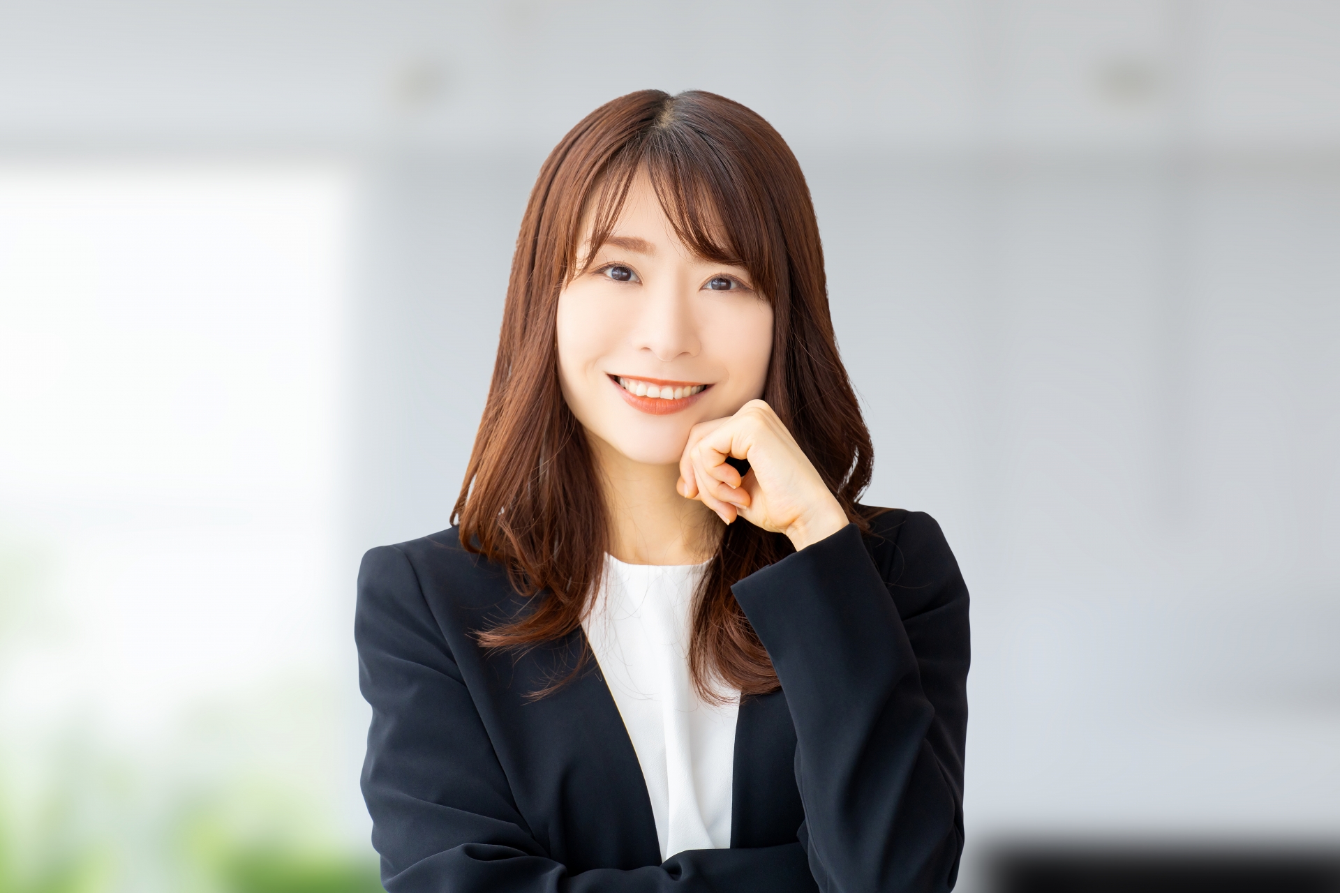 肘をつく笑顔のビジネスウーマン